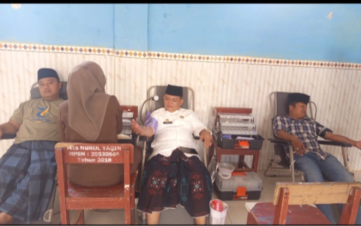 Foto Camat Lenteng ( tengah ) saat acara donor darah