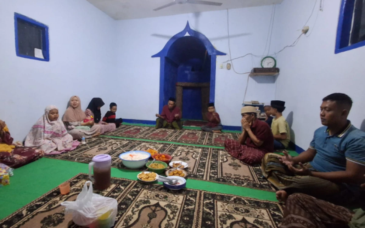 Satgas TMMD Ke-128 Kodim 0820/Probolinggo Ikuti Yasinan Rutin Bersama Warga di Musala Al Ikhwan Maron