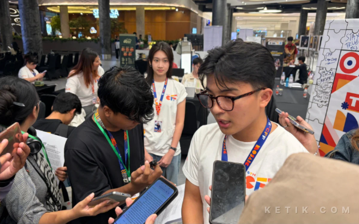 Foto Foto Jason Cliff Kurniawan sebagai Festival Direktur 5th CFF saat sesi doorstop di V Atrium Mall Ciputra World Surabaya pada 3 Juni 2026. (Foto: Ali Azhar D/Ketik.com)
