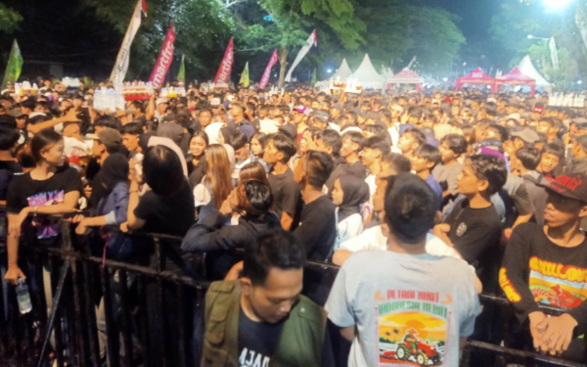 Thumbnail Berita - Hujan Tak Surutkan Antusiasme Ribuan Penonton di Hari Tani Nasional 2026 di Lebak