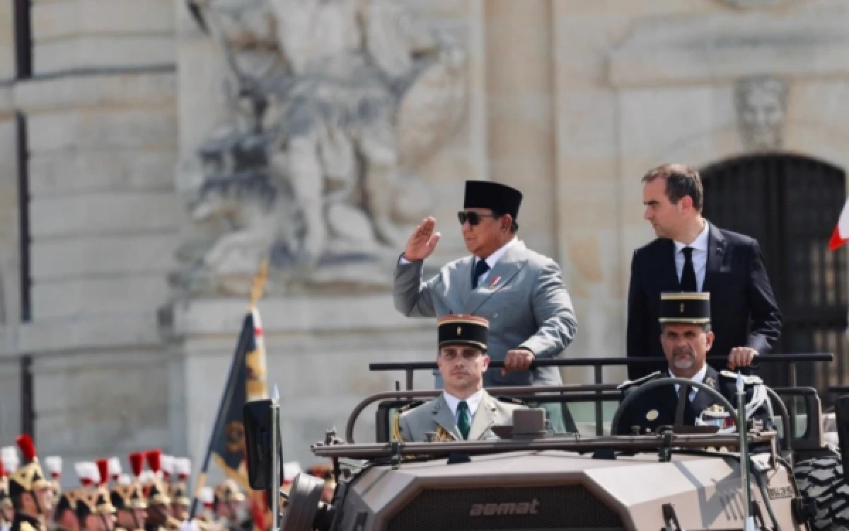 Prabowo Tiba di Istana Èlysée Prancis, Dikawal 146 Pasukan Berkuda Bertemu Presiden Marcon
