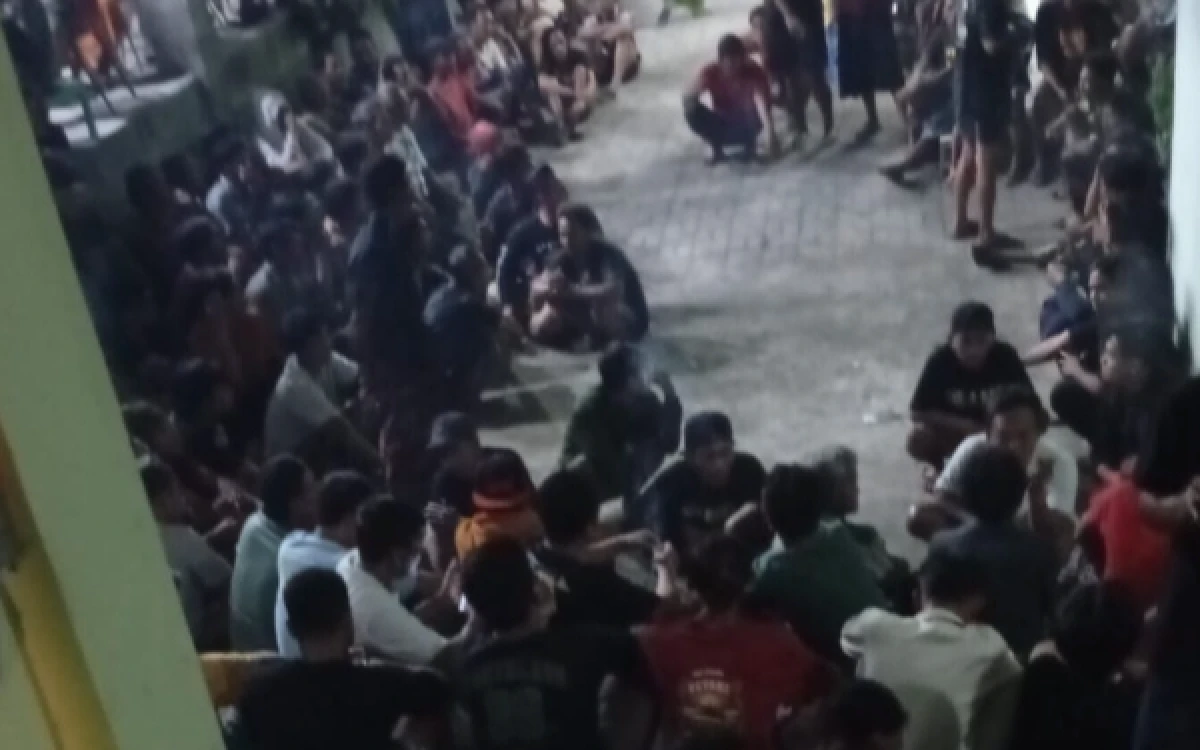 Thumbnail Berita - Peras Warga yang Dituding Judol, Dua Polisi di Gresik Nyaris Babak Belur Dihajar Warga