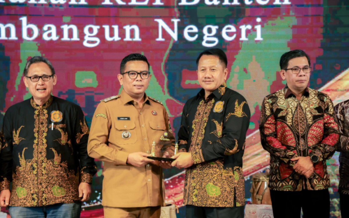 Thumbnail Berita - Gubernur Andra Soni Dapat Penghargaan REI atas Terobosan Konektivitas dan Dorong Industri Properti