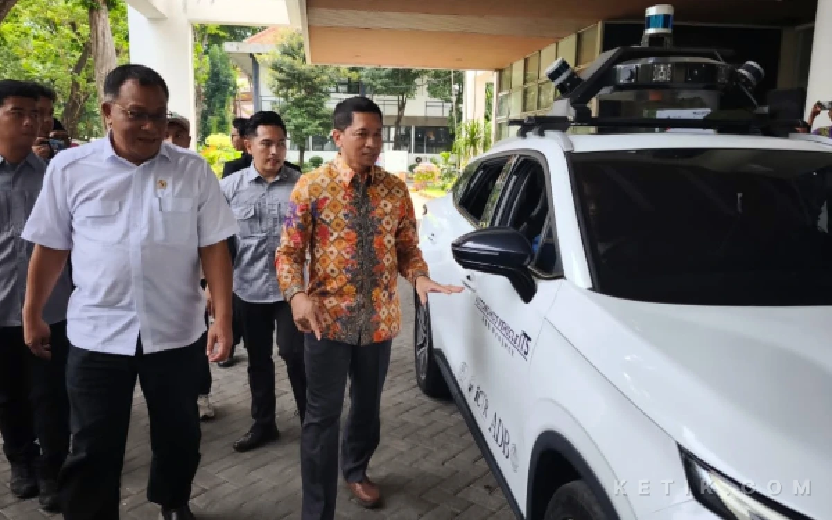 Thumbnail Berita - Menteri LH Mohamad Jumhur Hidayat Apresiasi ITS Kembangkan Mobil Autonomous