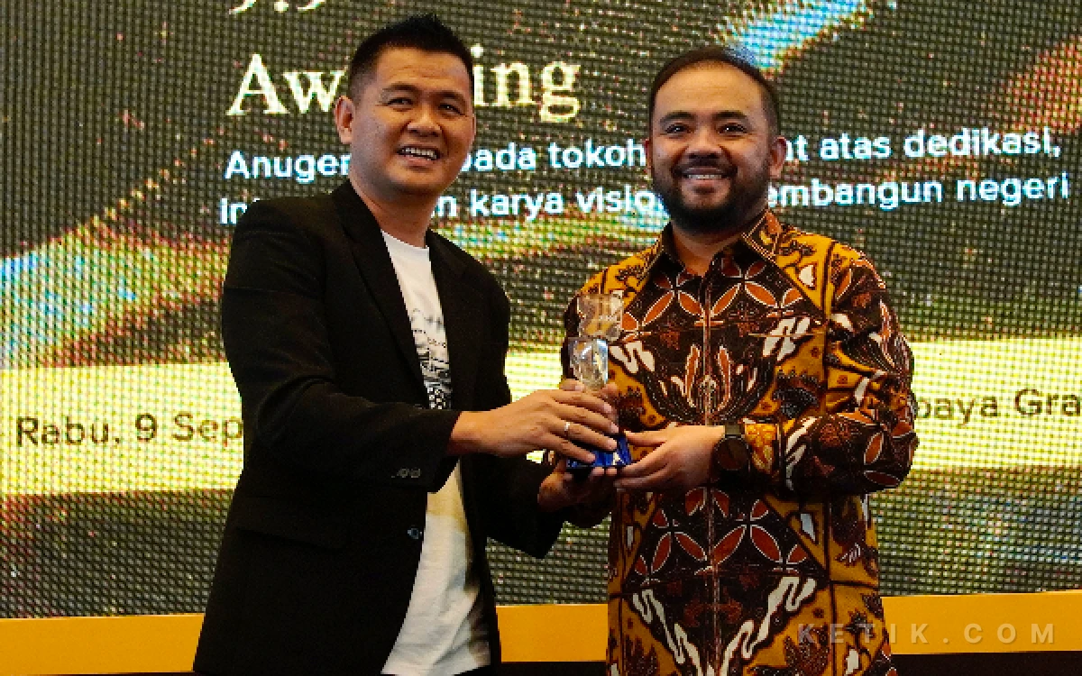 Foto Wakil Wali Kota Batu Heli Suyanto saat menerima trofi penghargaan dari CEO Ketik Kiagus Firdaus. (Foto: Ketik.com)