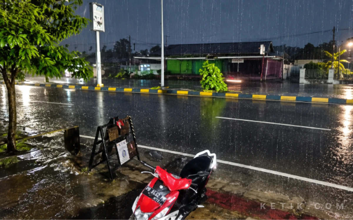 Thumbnail Berita - Lama Kering, Hujan Deras Guyur Manokwari, Warga Lega Ancaman Karhutla Mereda