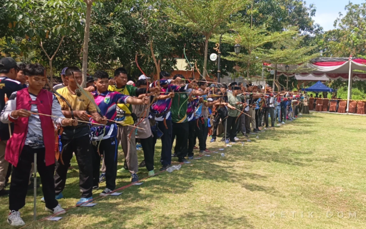Thumbnail Berita - Unik! 240 Pelajar Adu Ketangkasan Panahan Sambil Liburan di Wisata Alam Gosari Gresik
