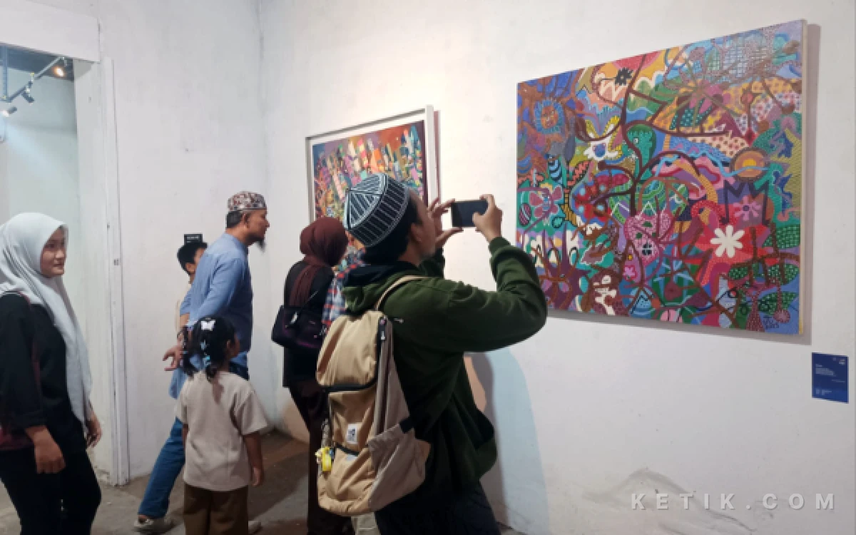 Thumbnail Berita - Gasrug dan Dewi Musdalifah Kolaborasi Hadirkan Pameran Sastra Rupa di Gresik