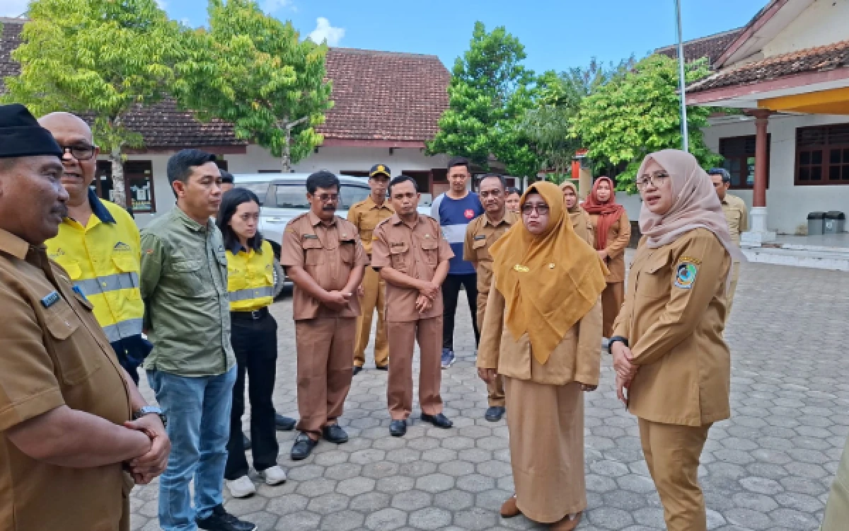Thumbnail Berita - Bupati Banyuwangi Tinjau Sekolah Dapat Bantuan PT Bumi Suksesindo, Sarana Pendidikan Diperkuat