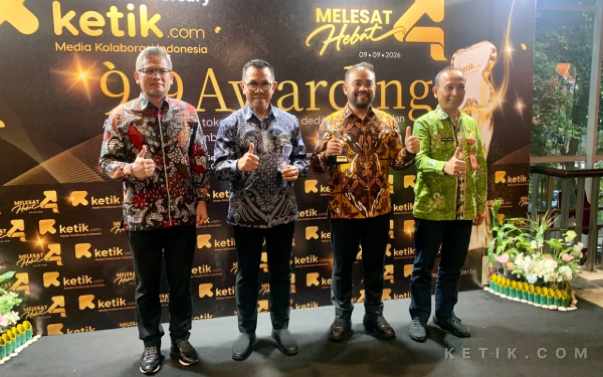 Thumbnail Berita - Majukan Pendidikan dan Pertanian Berkelanjutan, Wali Kota Batu Diganjar Award oleh Ketik.com