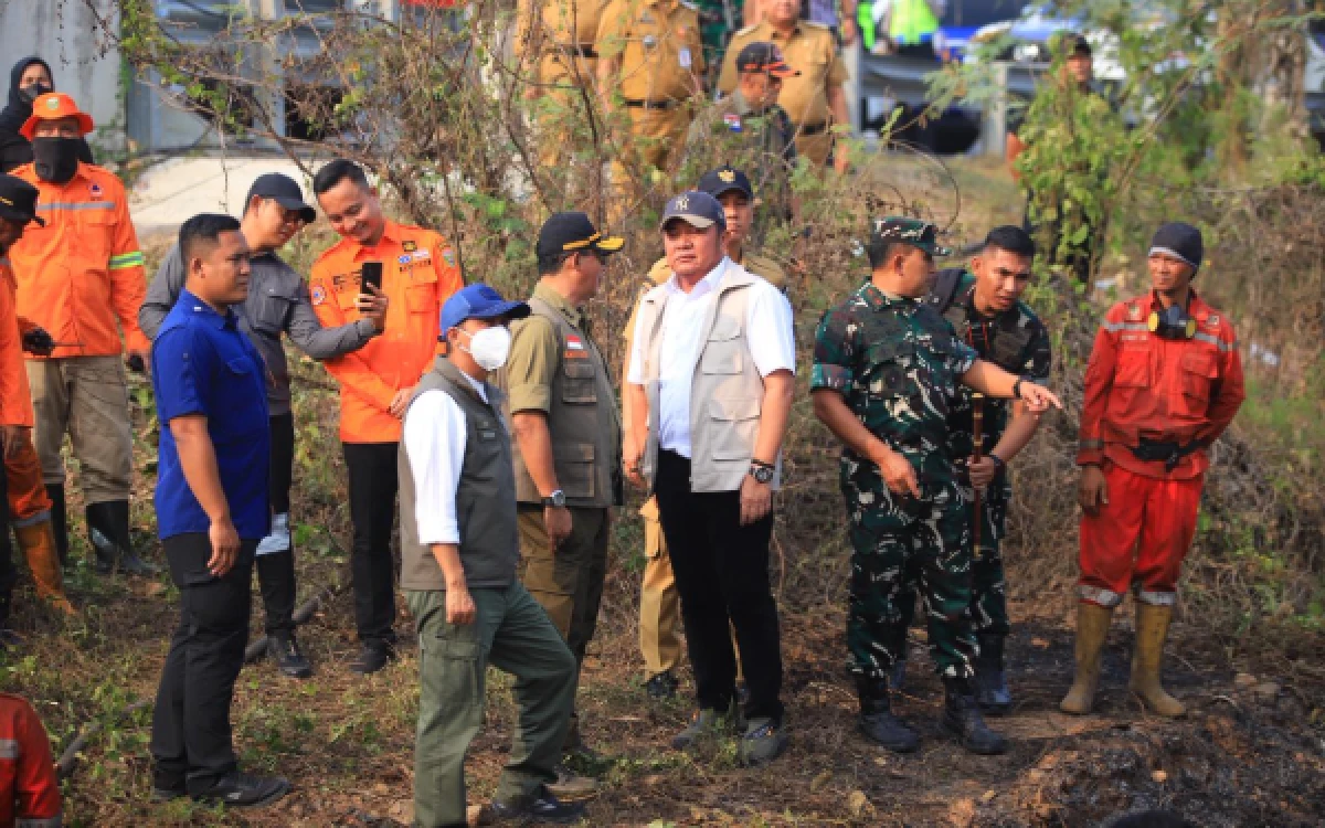 Thumbnail Berita - Gubernur Herman Deru Tinjau Langsung Karhutla di Tol Kayu Agung-Palembang bersama Kepala BNPB dan Menhut