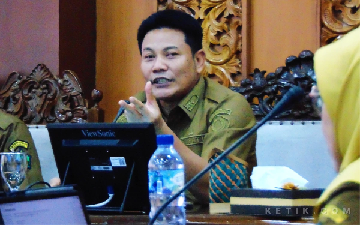 Foto Bupati Subandi menyampaikan arahan kepada DLHK Sidoarjo dan mendorong peningkatan pengelolaan sampah di Sidoarjo. (Foto: Fathur Roziq/Ketik.com)
