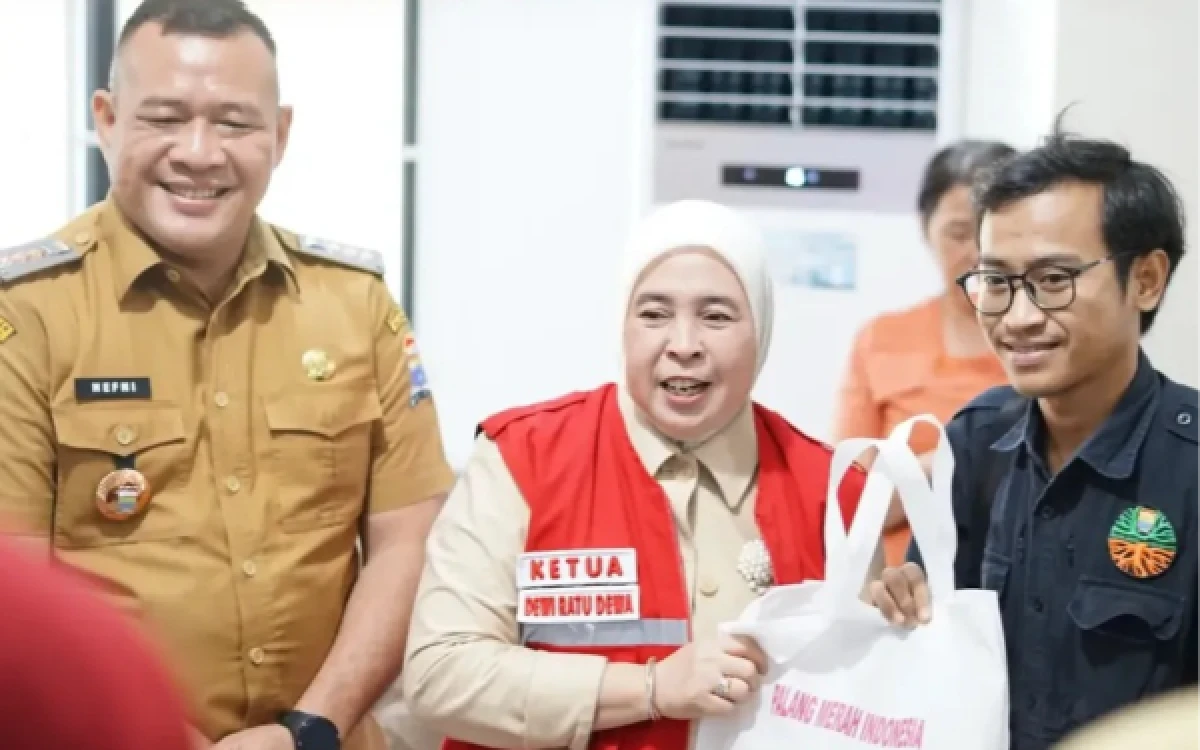 Foto Ketua PMI Kota Palembang bersama Camat IT Tiga memberikan bingkisan ke peserta Donor (Foto: Humas PMI Kota Palembang)