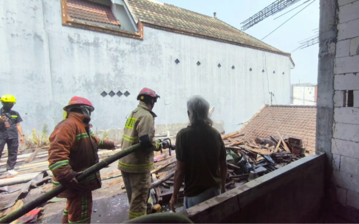 Thumbnail Berita - Sempat Bikin Panik, Kebakaran Rumah di Dinoyo Malang Berhasil Dipadamkan