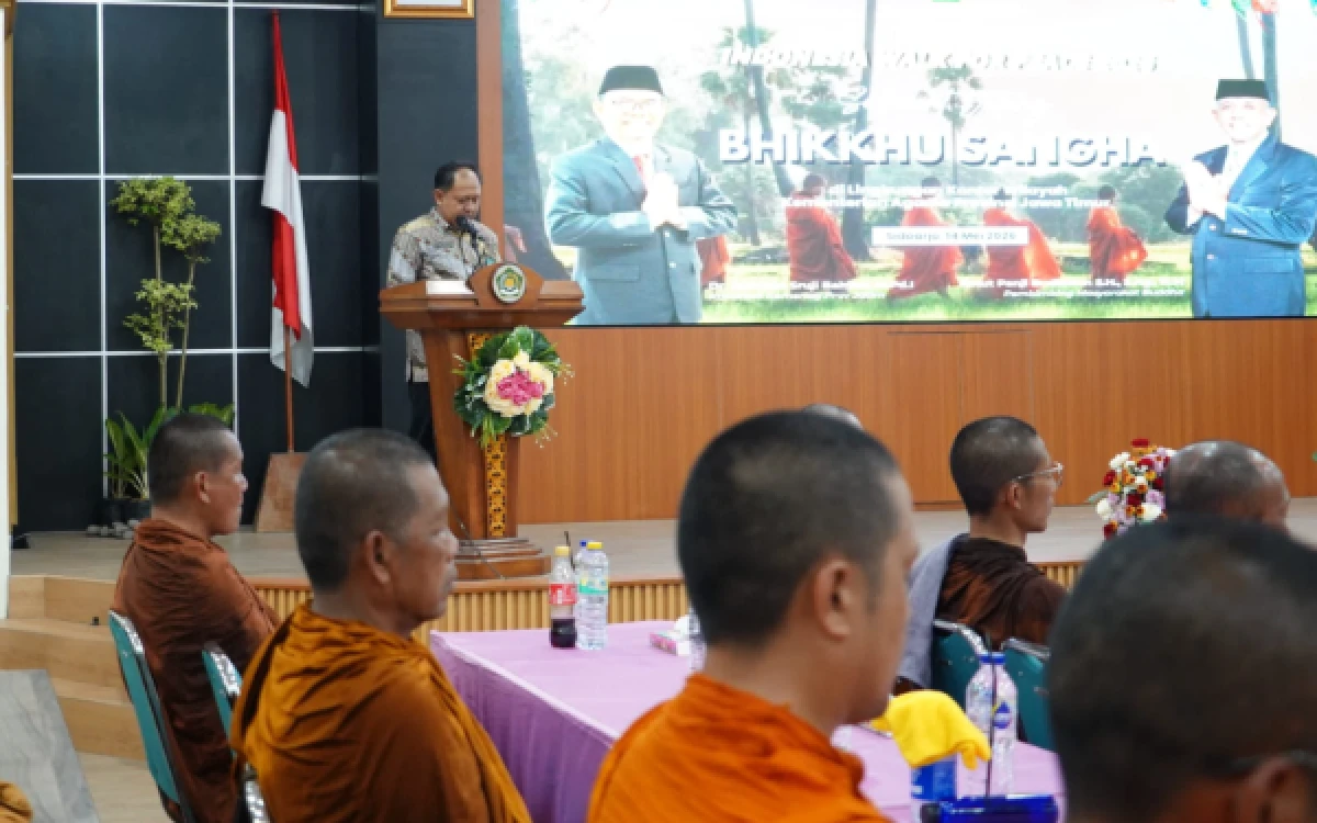 Foto Kepala Bagian Tata Usaha Kanwil Kemenag Jatim, Syaikhul Hadi saat menyambut Bhikku yang sedang menunaikan perjalanan damai ke Candi Borobudur. (Foto: Kemenag Jatim)