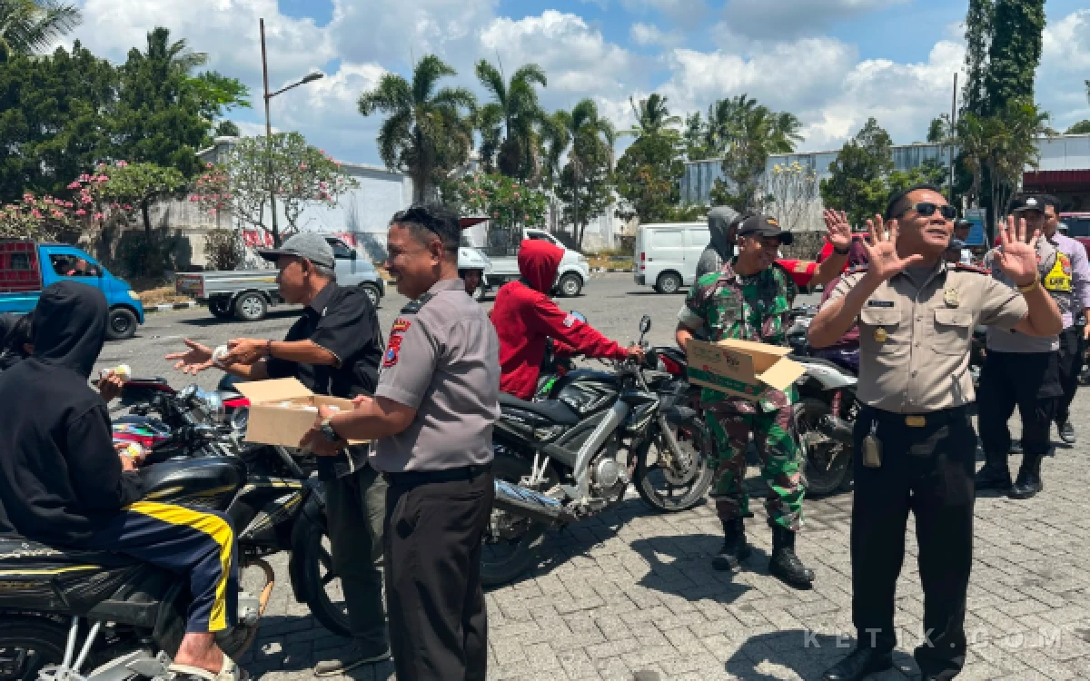 Thumbnail Berita - Antrean BBM Mengular, Polisi Turun Bagikan Air Minum Gratis ke Warga Bondowoso
