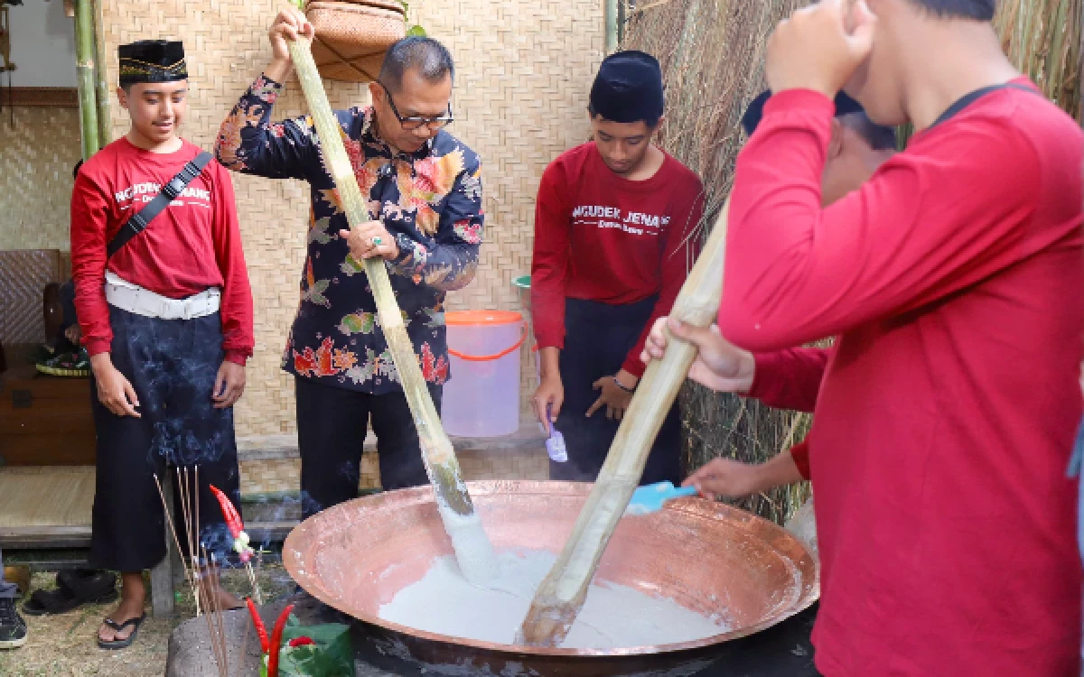 Thumbnail Berita - Apresiasi Tradisi Njenang Suro Bumiaji, Cak Nur: Sarana Mempererat Kebersamaan Warga