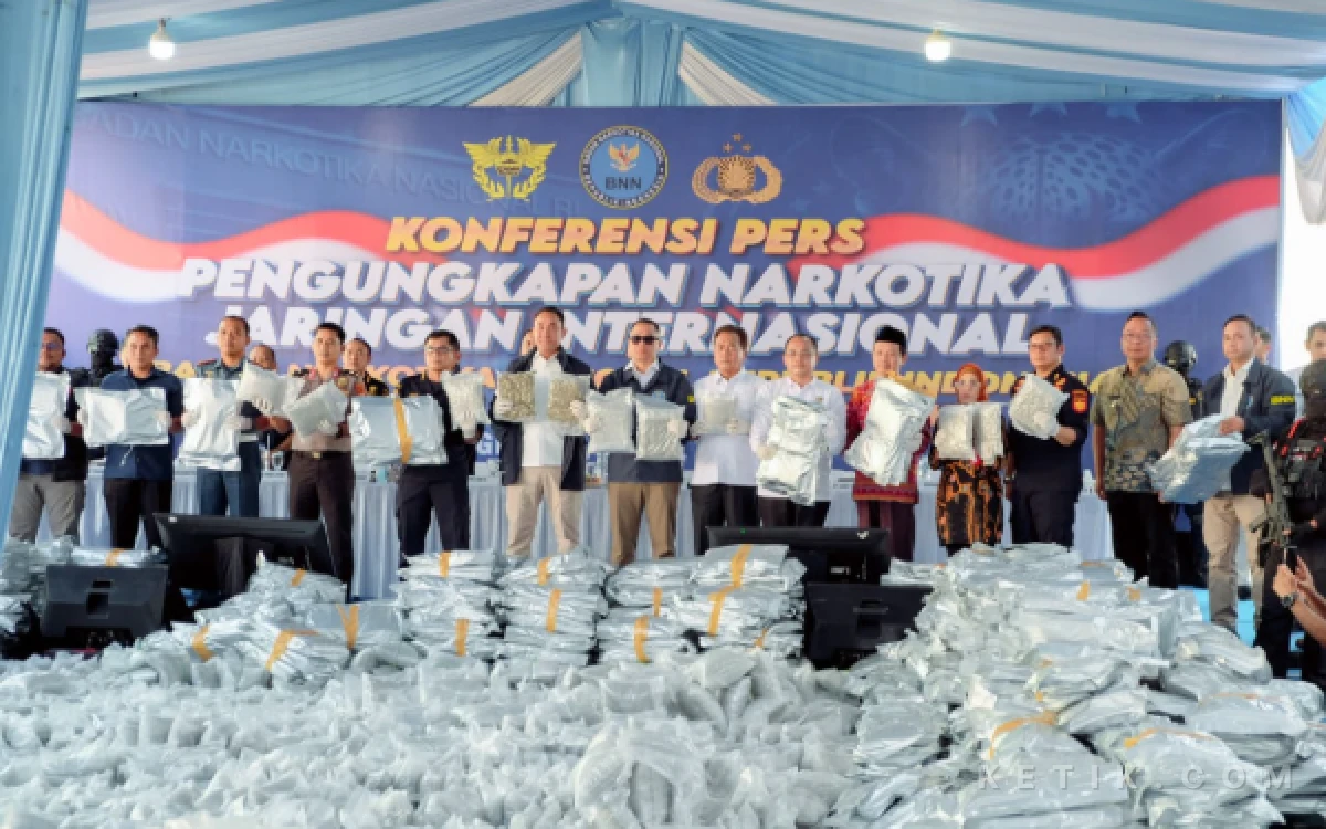 Thumbnail Berita - BNN Bongkar Modus Baru! Ganja 3,37 Ton Masuk Lewat Jalur Impor Resmi, Gudang di Gresik Jadi Tempat Penyimpanan