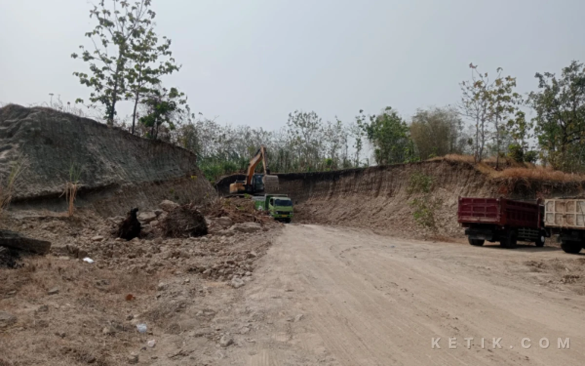 Thumbnail Berita - Galian Tanah Intiland di Jombang Disorot, Kades Mengaku Tak Tahu