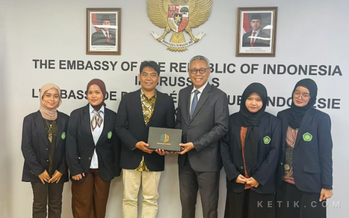 Thumbnail Berita - Miftahul Huda Dampingi 4 Mahasiswa UIN Malang Bertemu Dubes RI di Brussels, Perluas Wawasan Akademik hingga Geopolitik Eropa
