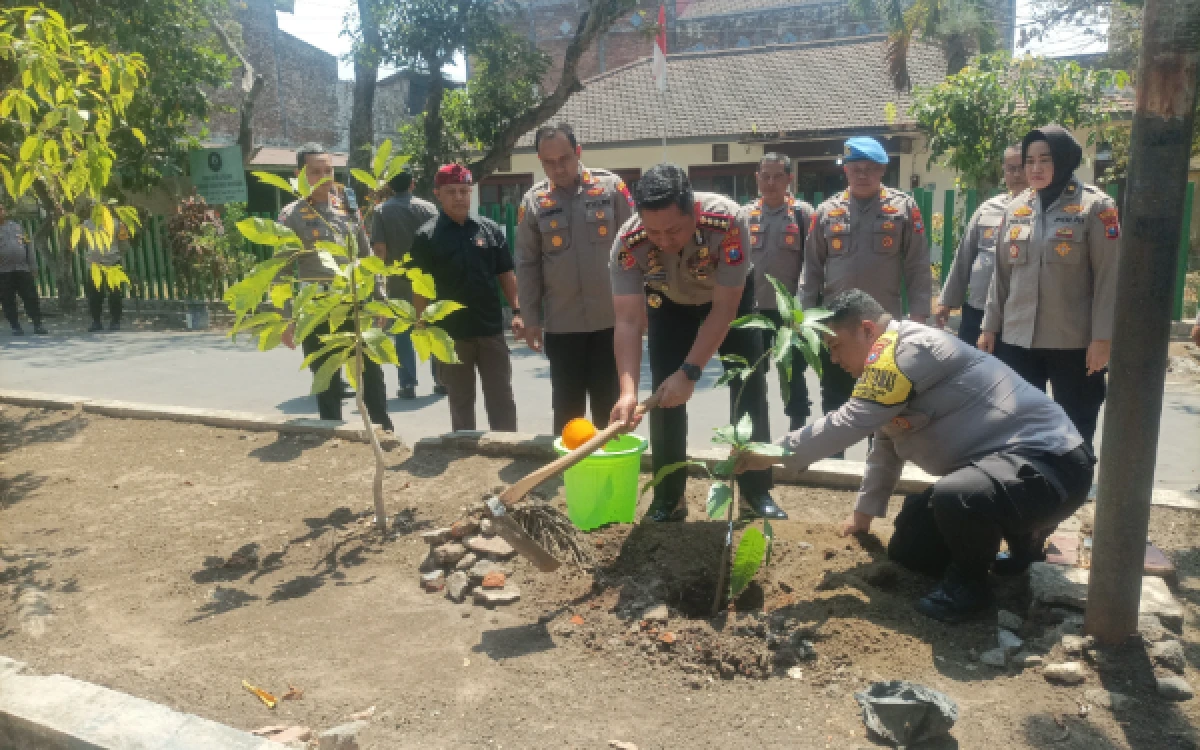 Foto Kapolresta Malang Kota, Kombes Pol Danang Setiyo Pambudi saat melakukan penanaman pohon buah di lingkungan Jalan Taman Segawe Kecamatan Sukun Kota Malang pada Jumat, 16 Oktober 2026 (Foto : Kukuh/Ketik). Kegiatan ini dilakukan sebagai wujud implementasi Green Policing yang merupakan program dari Kapolri.