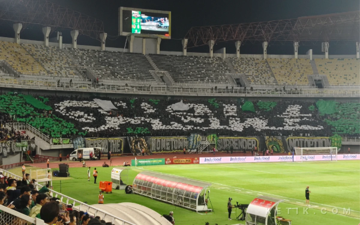 Thumbnail Berita - Football for Humanity, Bonek Galang Donasi Masker Karhutla di Stadion GBT