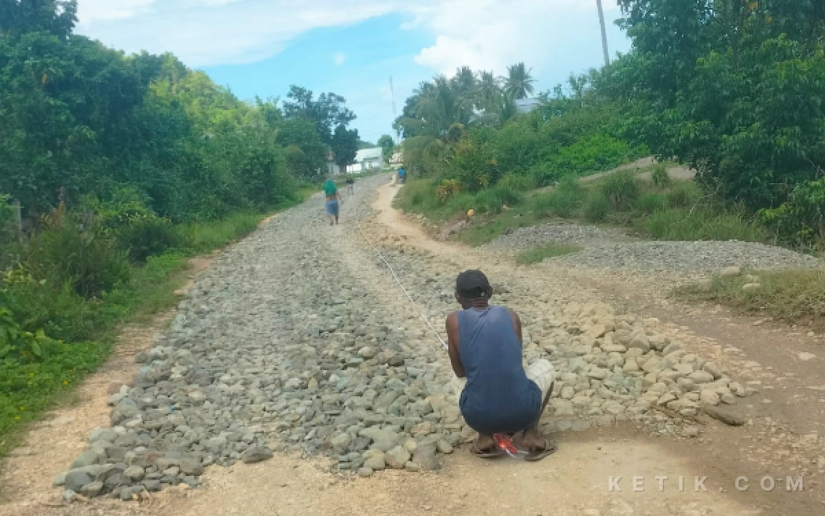 Thumbnail Berita - Kabar Halmahera Selatan: Jalan Lapen di Desa Sambiki Belum Tuntas