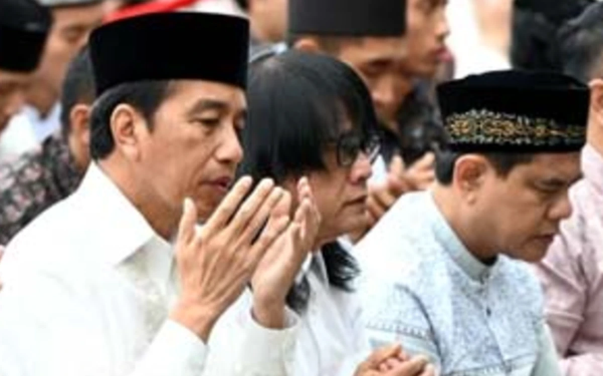 Thumbnail Berita - Gak Pilih Saf Depan, Jokowi Salat Iduladha Membaur di Saf Tengah Masjid Sheikh Zayed Solo