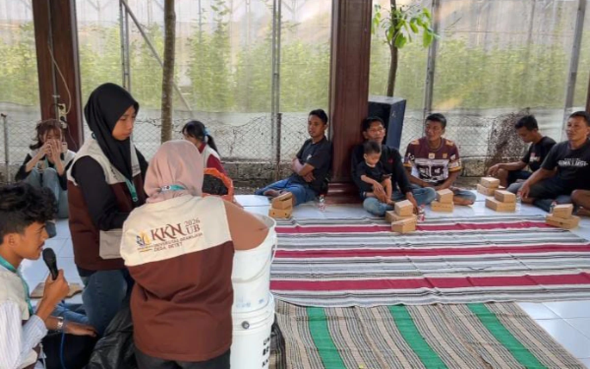 Foto Pelatihan penerapan komposter sederhana sampah organik di kawasan wisata WTB   (Foto : Dokumentasi pribadi Mahasiswa PSDKU UB Kediri)