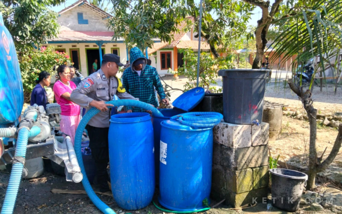 Thumbnail Berita - Polsek Ngambon Salurkan 16.000 Liter Air Bersih untuk Warga Terdampak Kemarau di Bojonegoro