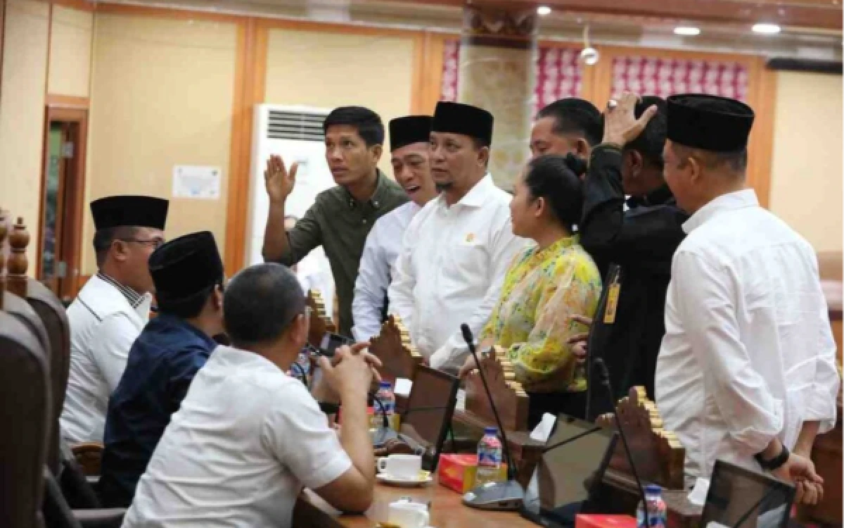 Thumbnail Berita - Seluruh Fraksi DPRD Batam Setujui Pembahasan Tiga Ranperda Usulan Wali Kota