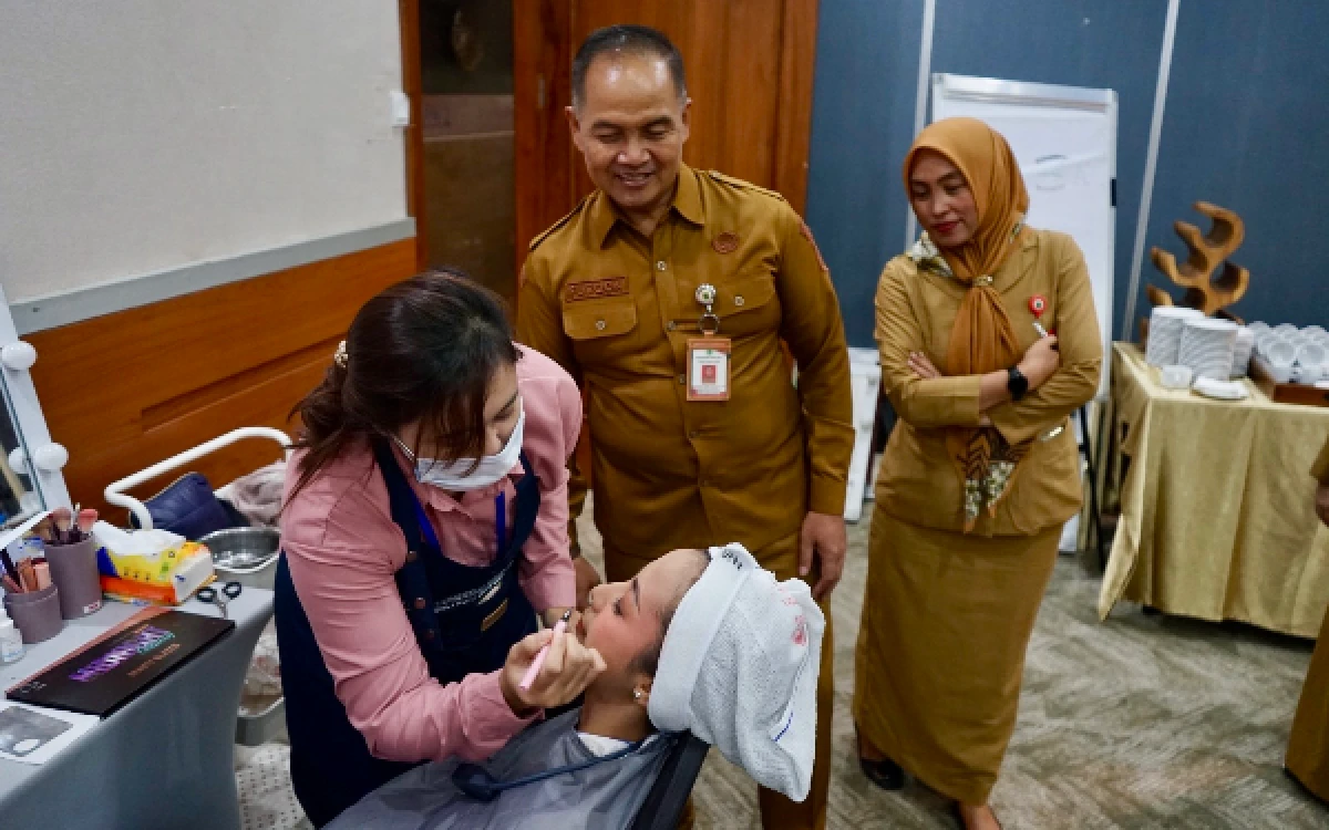 Foto Kepala Disnaker Kota Batu, Mokhamad Forkan saat memantau pelatihan kerja commercial make up bersertifikasi. (Foto: Disnaker Kota Batu)