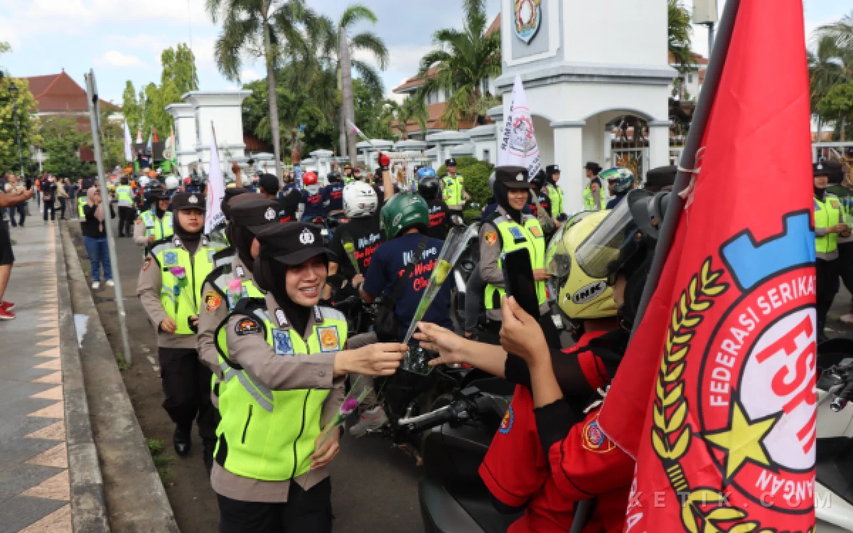 Thumbnail Berita - May Day 2026 di Kendal Berjalan Damai, Polwan Bagikan Bunga ke Ratusan Buruh