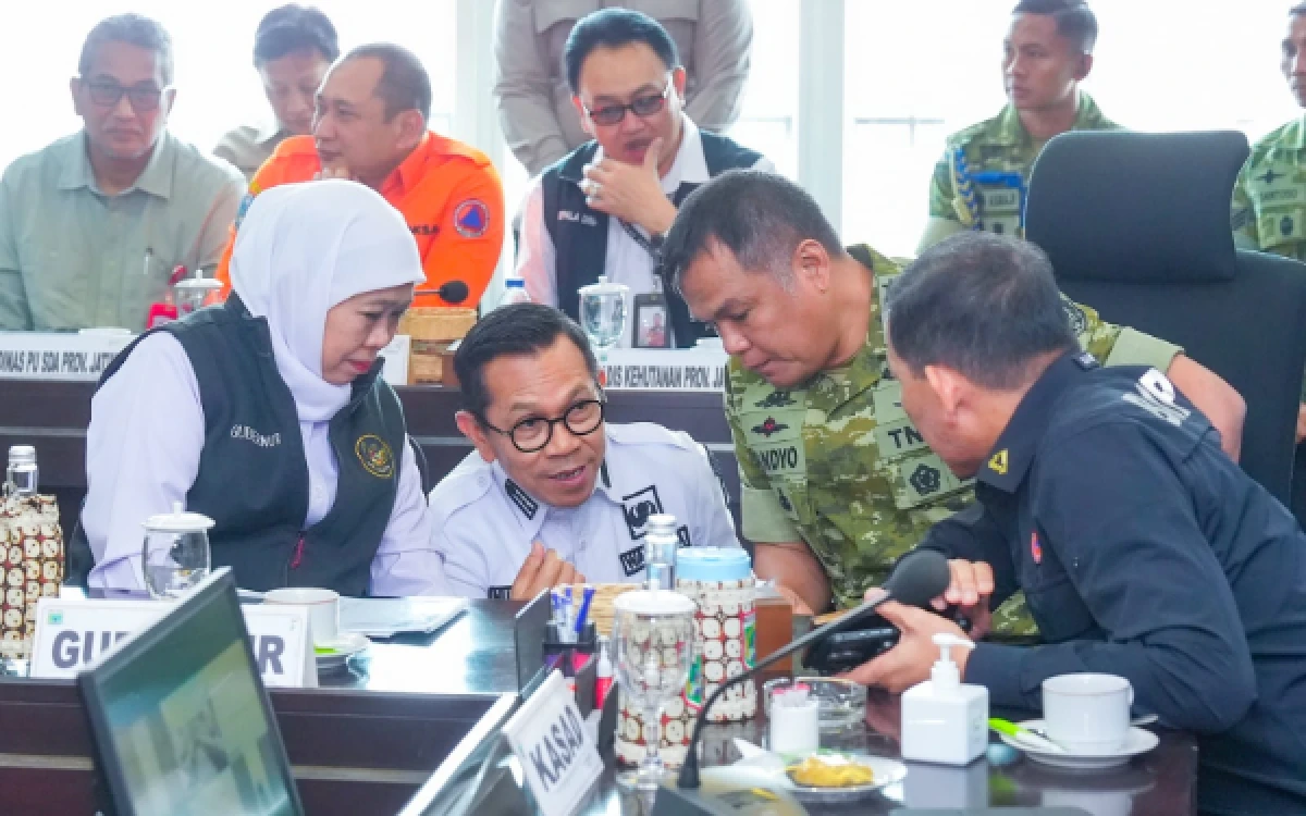 Thumbnail Berita - Gubernur Khofifah Bersama Kepala BNPB dan KSAD Gelar Rakor, Perkuat Sinergi Tangani Karhutla di Jatim