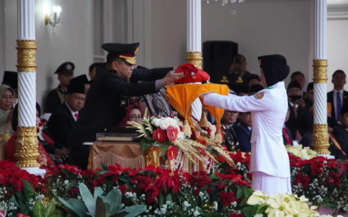 Foto Inspektur Upacara Kapolda DIY Irjen Pol Anggoro Sukartono menerima Bendera Merah Putih dari anggota Paskibraka DIY usai diturunkan pada Upacara Penurunan Bendera HUT ke-81 Kemerdekaan RI di Gedung Agung Yogyakarta, Senin sore 17 Agustus 2026. (Foto: Lik Ist for Ketik.com)