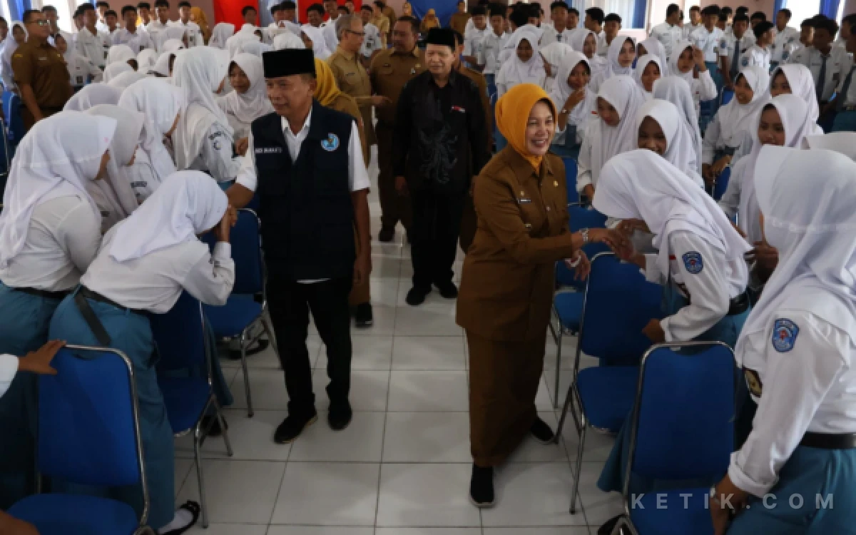 Thumbnail Berita - Jemput Bola ke SMKN 2, Pemkab Bojonegoro Rekam e-KTP Siswa dan Sosialisasi Anti Narkoba