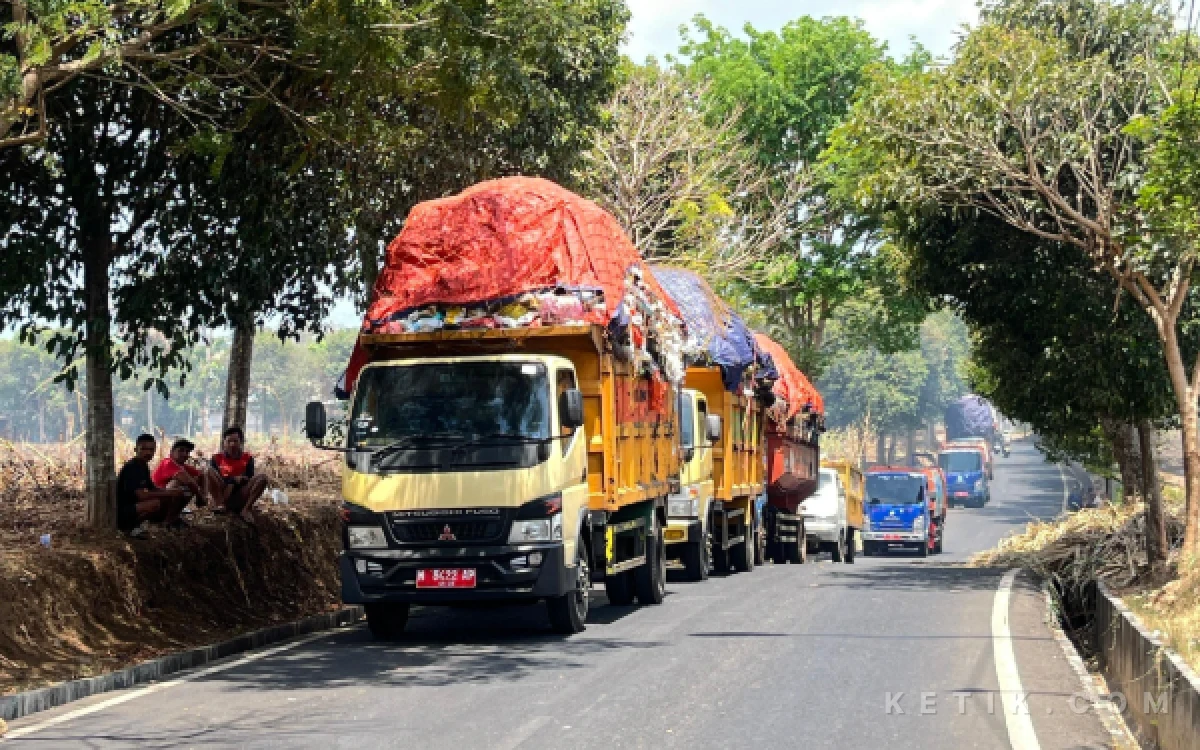 Thumbnail Berita - Kebakaran TPA Supit Urang Picu Antrean Truk, DLH Kota Malang Pastikan Pengambilan Sampah Tetap Normal