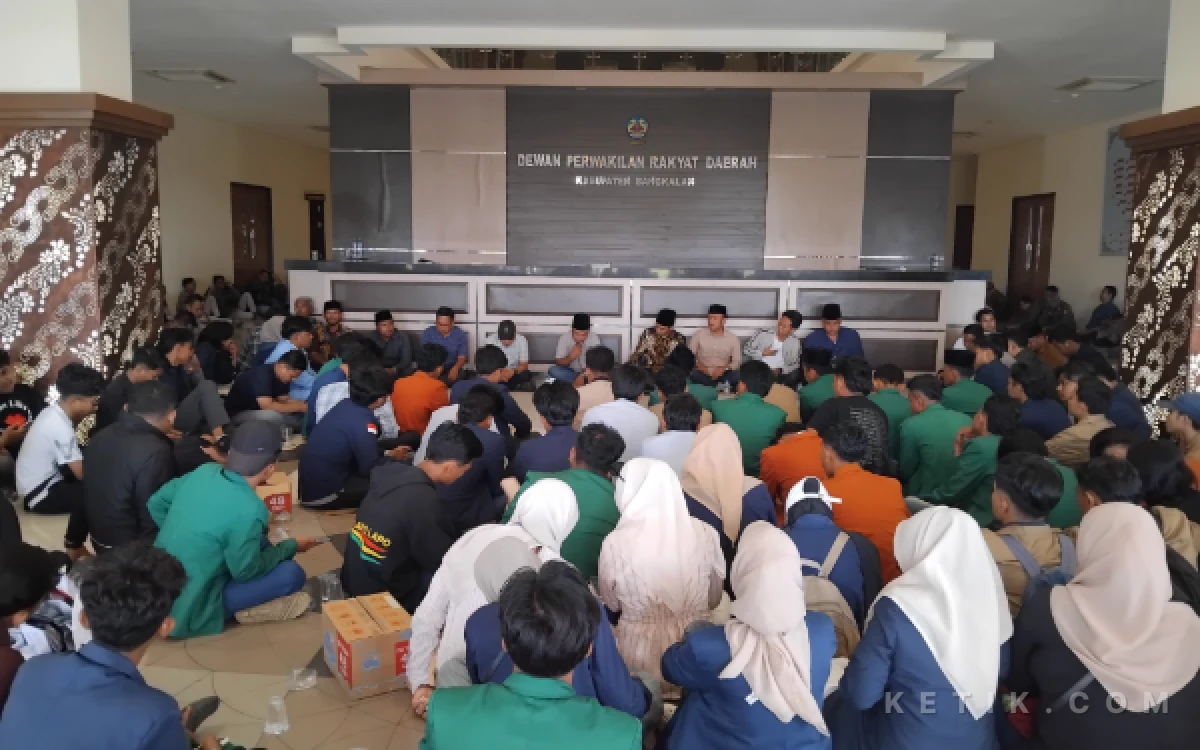 Thumbnail Berita - Mahasiswa Demo DPRD Bangkalan, Soroti Infrastruktur hingga MBG