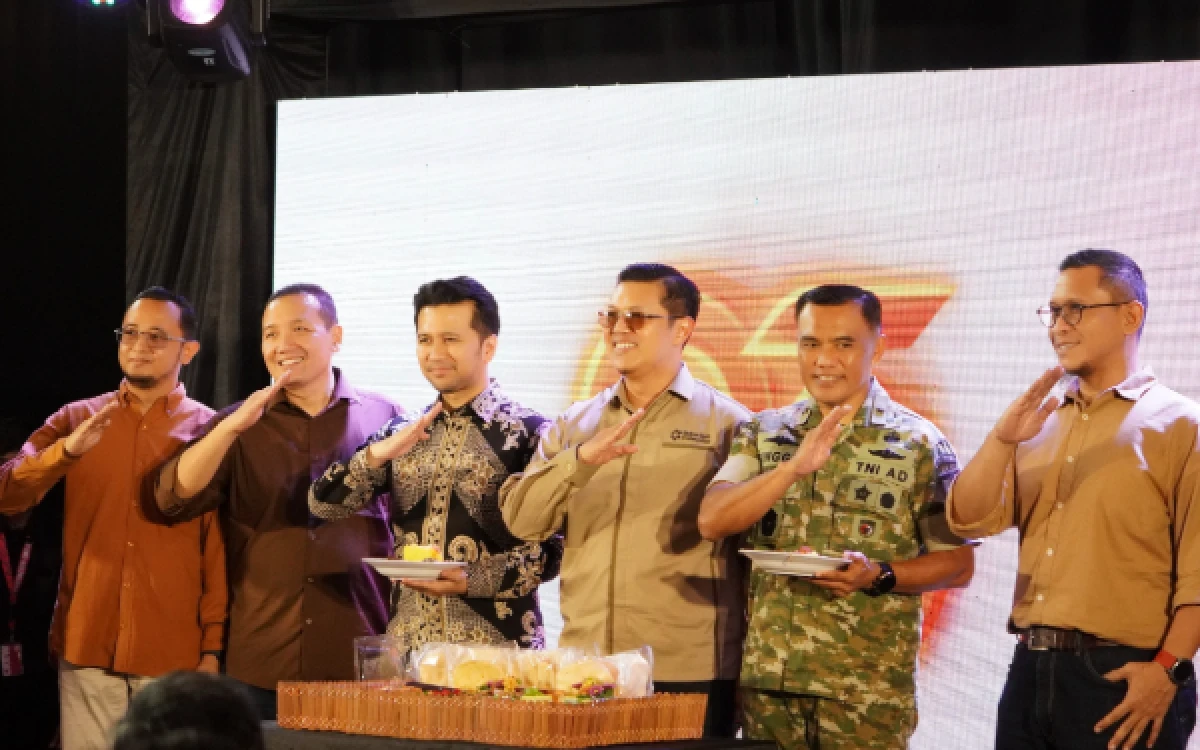 Foto Hendy Setiono, Founder & Group CEO Baba Rafi Enterprise (dua dari kanan) merayakan ulang tahun ke-23 Baba Rafi. (Foto: Dokumentasi Kebab Turki Baba Rafi)