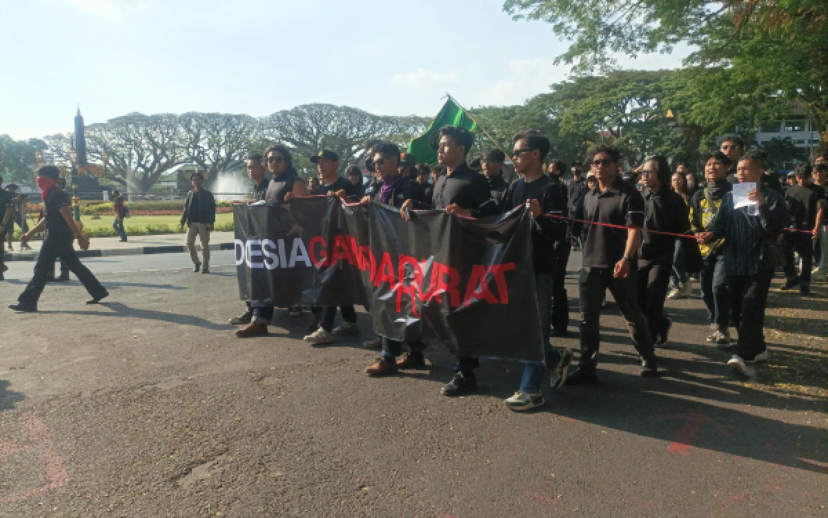 Thumbnail Berita - Demo di DPRD Kota Malang, Mahasiswa Tuntut Program MBG dan UU Polri Dicabut