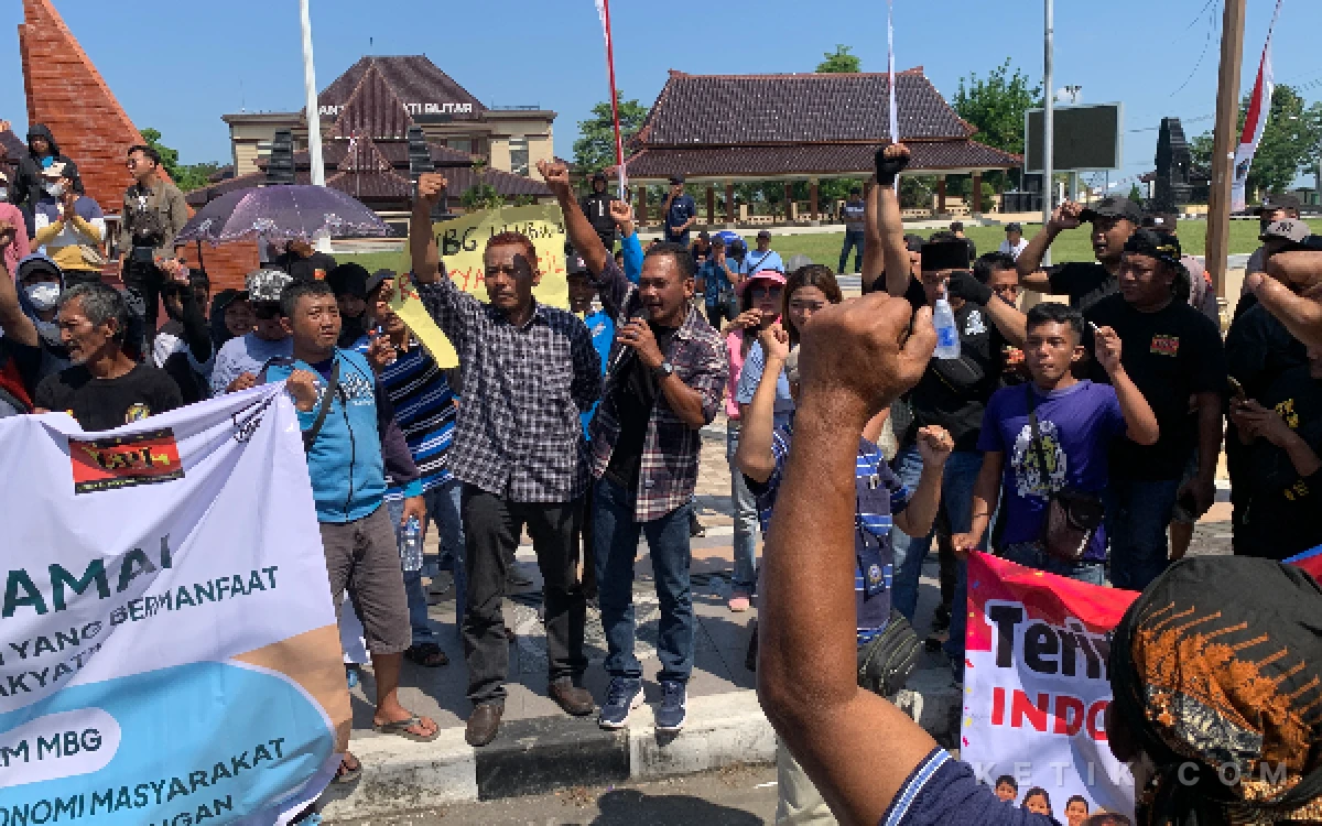 Thumbnail Berita - Ratusan Massa Sobat MBG Gelar Aksi Damai di Kantor Bupati Blitar, Dukung Program Makan Bergizi Gratis