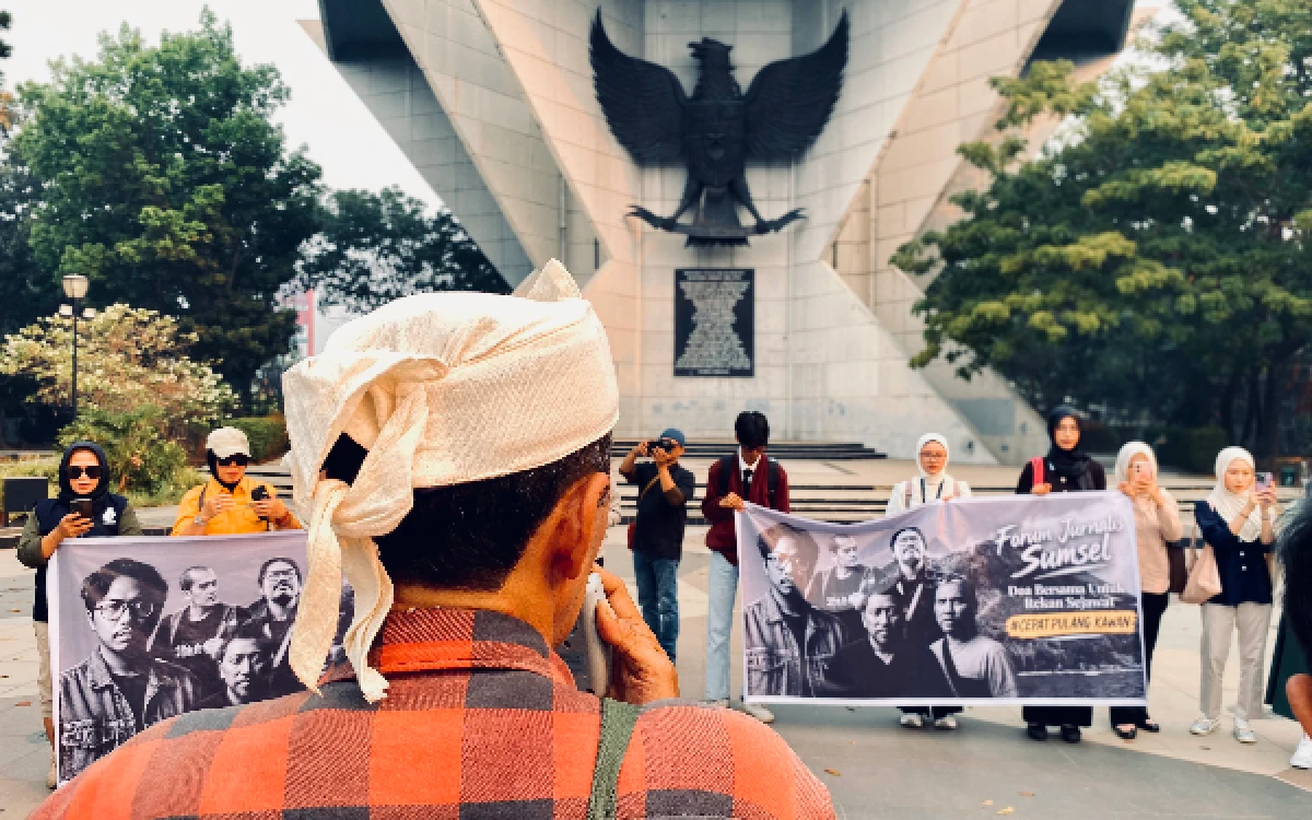 Foto Forum Jurnalis Sumsel, bersama sejumlah organisasi jurnalis dari PWI, AJI, PFI, AMSI menggelar doa bersama di Monumen Perjuangan Rakyat (Monpera) Palembang, Selasa, (15/9/2026). Ketik/Tohir