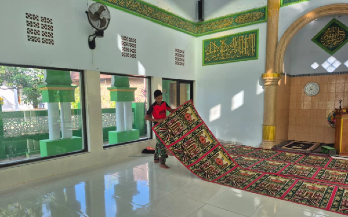 Thumbnail Jelang Salat Jumat, Satgas TMMD ke-128 Kodim 0820 Probolinggo Bersama Warga Bersihkan Masjid di Desa Brabe