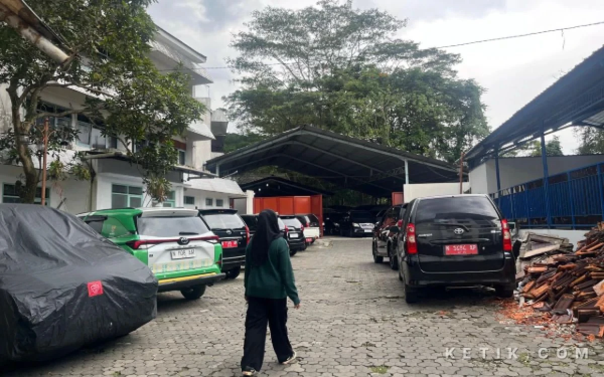 Foto Ilustrasi mobil dinas milik Pemerintah Kota Malang. (Foto: Lutfia/Ketik.com)