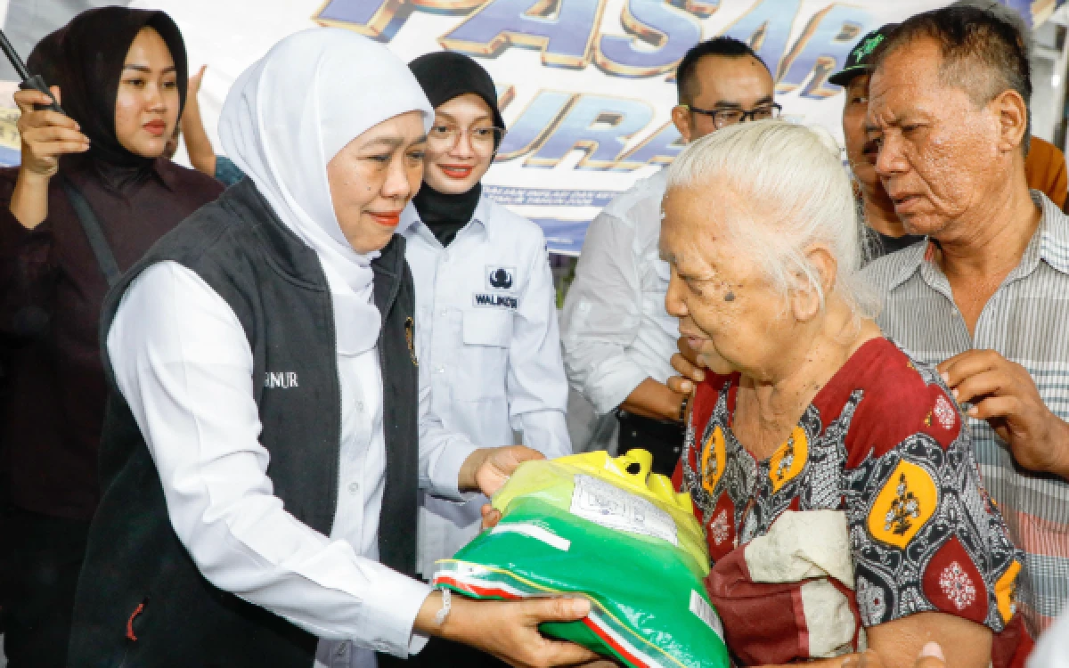 Thumbnail Berita - Gubernur Khofifah Gelar Pasar Murah di Kota Kediri, Upaya Kendalikan Inflasi dan Sediakan Sembako Murah Jelang Idul Adha 1447 H