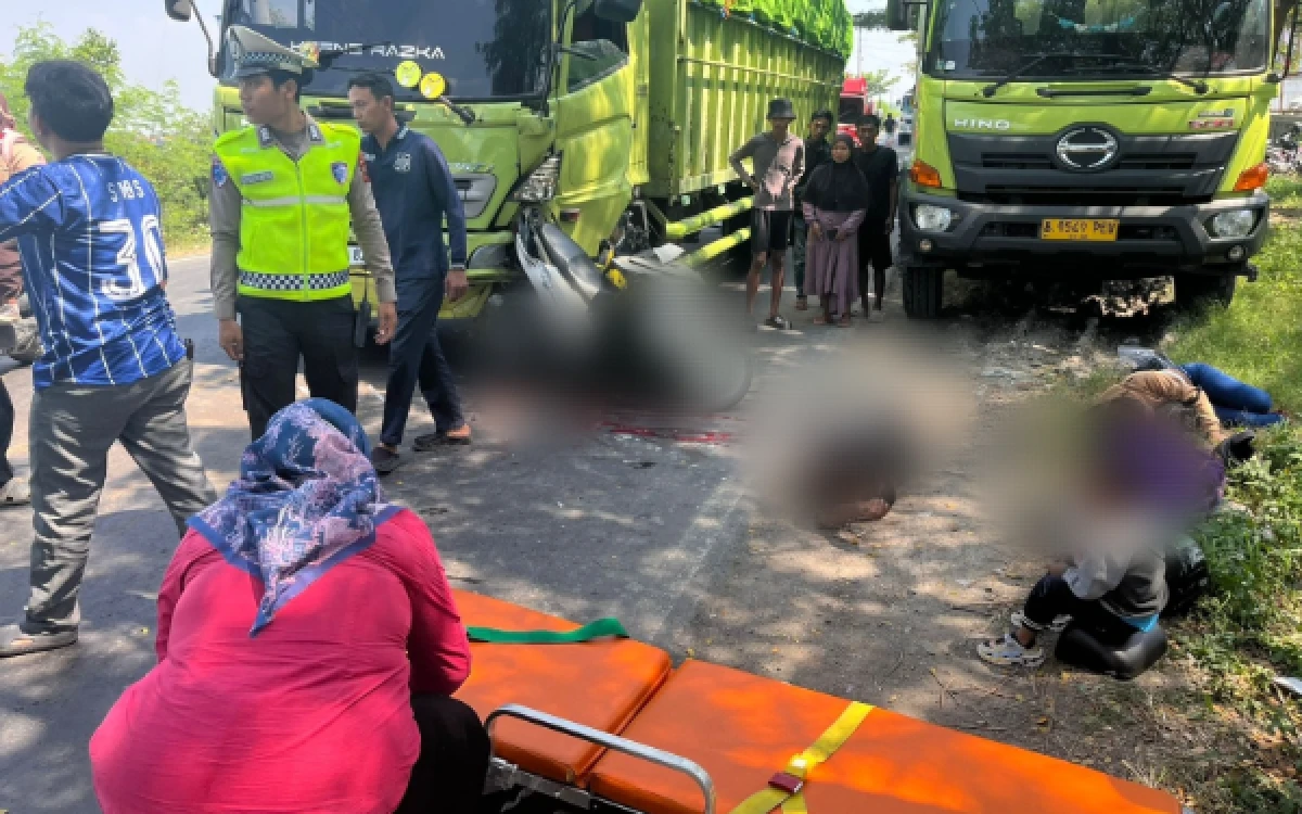 Thumbnail Berita - Kecelakaan Beruntun Libatkan Tiga Kendaraan di Lingkar Utara Tegal, Seorang Anak Tewas dan Tiga Luka-Luka