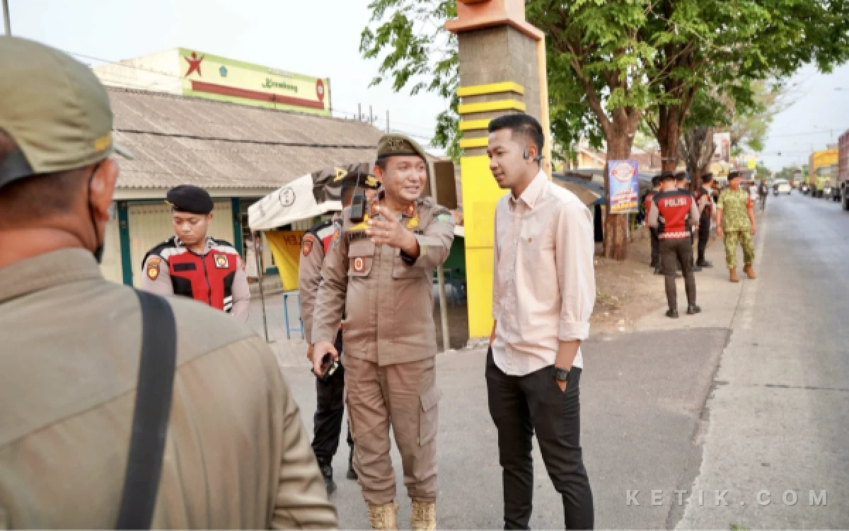 Foto Anggota Fraksi PKB DPRD Sidoarjo Rafi Wibisono mendengarkan penjelasan dari Plt Kabid Tribumtransmas Satpol PP Sidoarjo Novianto di Kecamatan Krembung. (Foto: Satpol PP Sidoarjo).