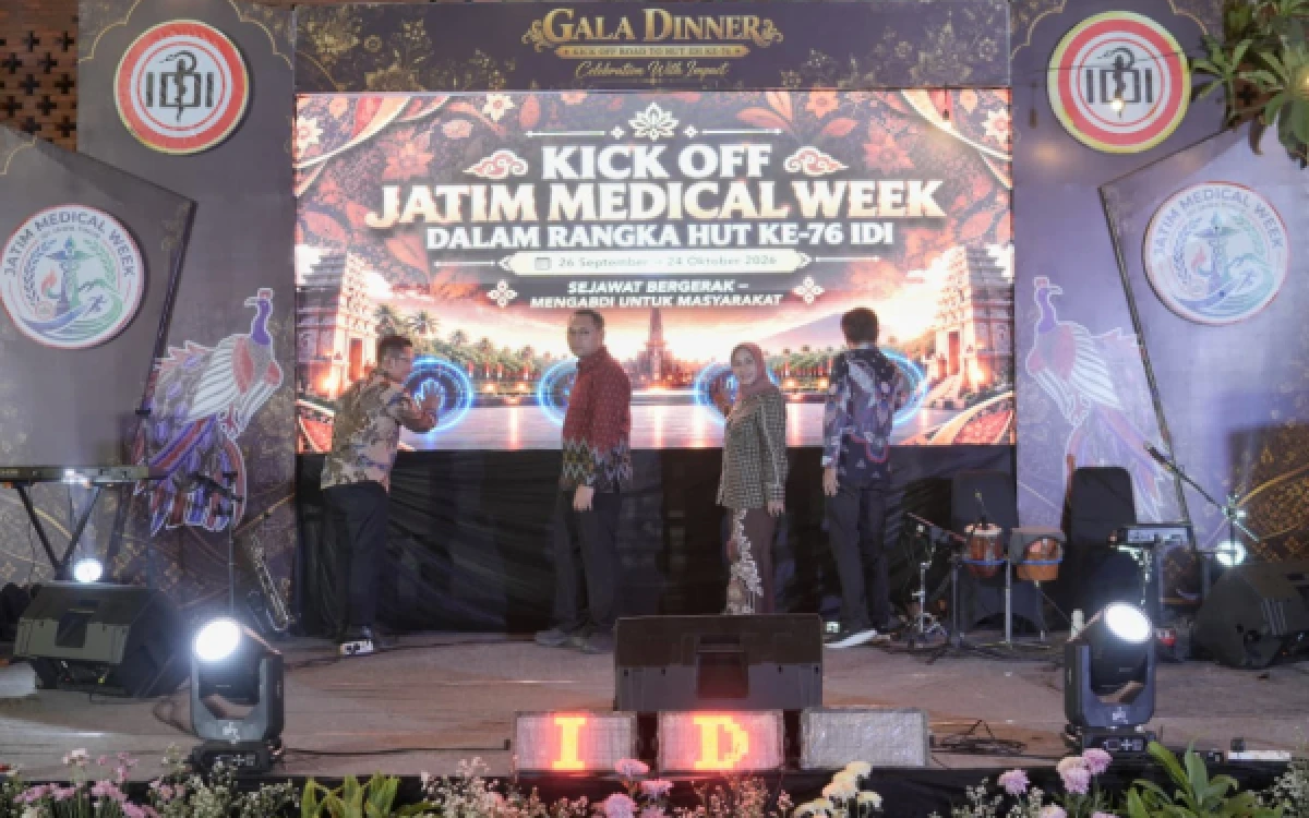 Foto ning ita wali kota mojokerto bersama Wakil Bupati Mojokerto dr. Muhammad Rizal Octavian, serta jajaran pengurus IDI membuka acara gala dinner sekaligus kick off road to HUT ke-76 IDI bertema “Gerakan Sejawat Bergerak Mengabdi untuk Masyarakat” ( foto : humas pemkot mojokerto/ ketik.com)