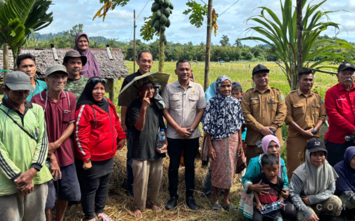Thumbnail Berita - Jamaluddin Idham Temui Petani di Simeulue, Perjuangkan Bantuan Handtraktor hingga Irigasi