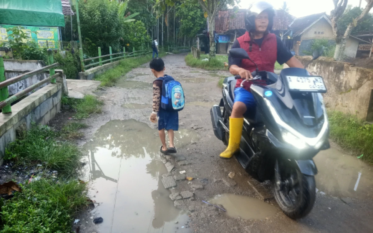 Thumbnail Berita - Akses Vital Warga Kebon Kopi Rusak, Pemkab Lebak Diminta Segera Bertindak